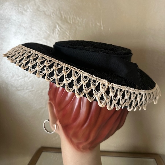 FABULOUS 1950\'s BLACK STIFF LACE PANCAKE HAT WITH OFF WHITE LACE EDGING main image 10